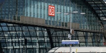 Weißer ICE im Bahnhof als Symbol für den Deutsche Bahn Milliardenverlust
