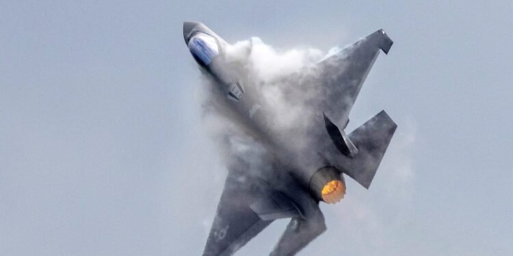 Der Moment bevor Israel schießt iranisches Flugzeug ab mit F-35