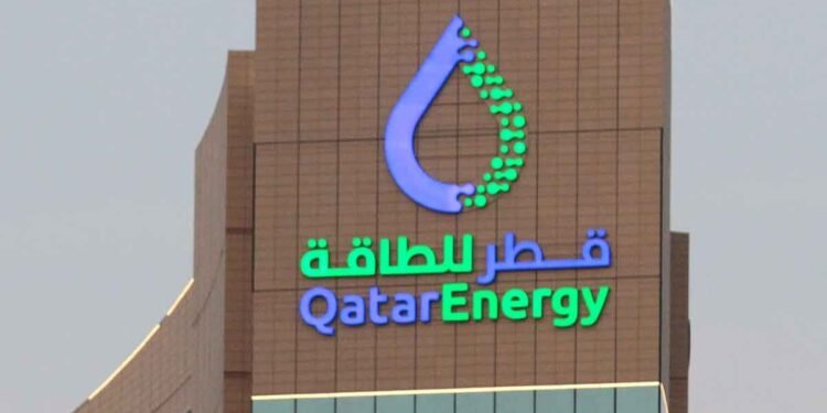 Ein LNG-Tanker wartet im Hafen, da die katarische LNG Produktion gestoppt ist.