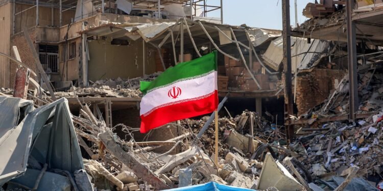 Helfer bergen Verletzte, während die Zahl der Todesopfer im Iran steigt