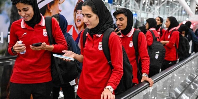 Iranische Fußballerinnen der Nationalmannschaft im Stadion in Australien