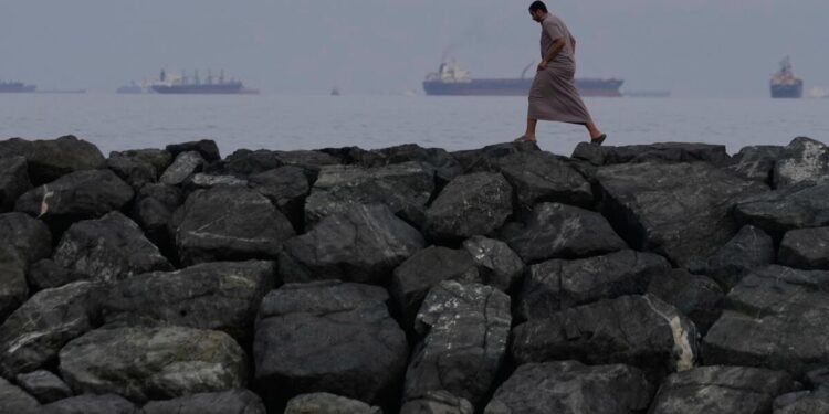 Blockierte Transportwege belasten globale Energiemärkte massiv