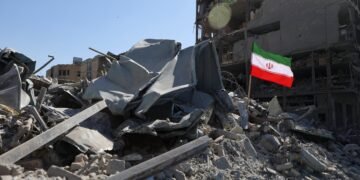 Rauchwolken über Teheran nach Luftangriffen im Iran-Israel-Konflikt 2026.