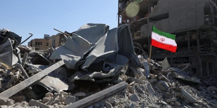 Rauchwolken über Teheran nach Luftangriffen im Iran-Israel-Konflikt 2026.