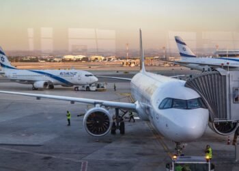 Eine Maschine der israelischen Nationalairline bereitet sich auf El Al Rückführungsflüge am Flughafen Tel Aviv vor.
