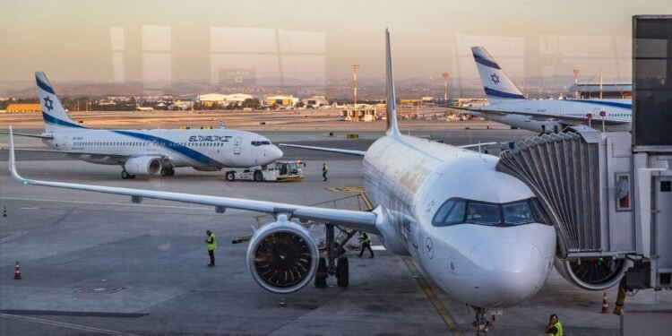 Eine Maschine der israelischen Nationalairline bereitet sich auf El Al Rückführungsflüge am Flughafen Tel Aviv vor.