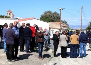 Wütende Demonstranten fordern den Abzug britischer Truppen während der Unruhen in Zypern.