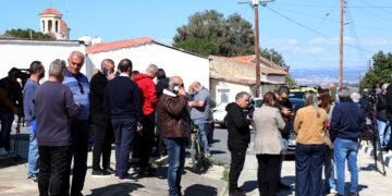 Wütende Demonstranten fordern den Abzug britischer Truppen während der Unruhen in Zypern.