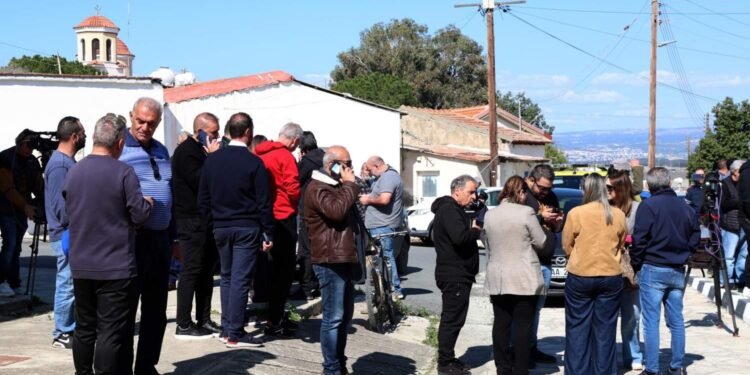 Wütende Demonstranten fordern den Abzug britischer Truppen während der Unruhen in Zypern.