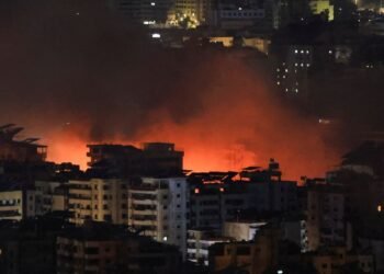 Tausende Menschen auf der Flucht vor Bombardements wegen der Humanitäre Krise Libanon.