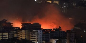 Tausende Menschen auf der Flucht vor Bombardements wegen der Humanitäre Krise Libanon.
