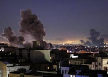 Fassade vom Krankenhaus Teheran zerstört