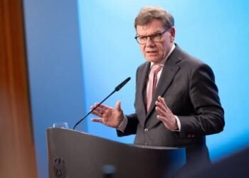 Johann Wadephul informiert über die Sicherheitslage für Deutsche im Nahen Osten und geplante Flüge.