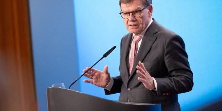 Johann Wadephul informiert über die Sicherheitslage für Deutsche im Nahen Osten und geplante Flüge.