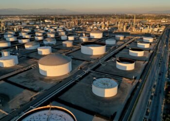 Schifffahrtswege unterbrochen während die Globale Energiekrise eskaliert