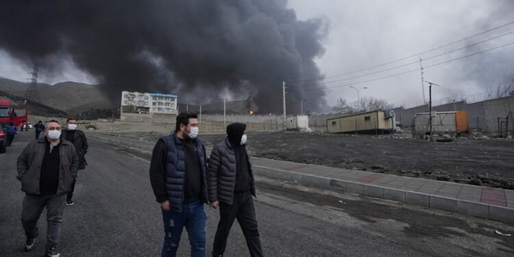 Luftaufnahme der massiven Umweltkatastrophe Teheran durch Angriffe auf die Infrastruktur.