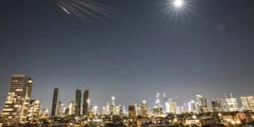 Trümmerteile in Wohngebieten führen zu zivile Opfer in Israel.