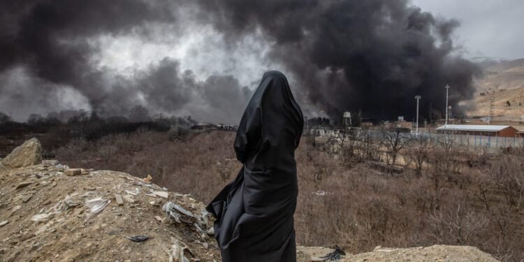 Ein Tanker lädt Öl auf der Insel Kharg während der militärischen Spannungen im Iran Krieg.