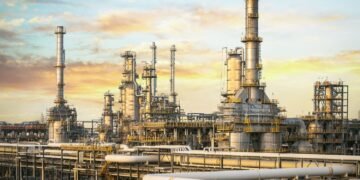 Löschzug im Einsatz bei der größten Ölraffinerie im Nahost