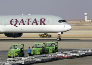Flugzeuge am Flughafen Doha während der Aussetzung beim Qatar Airways Flugstatus.