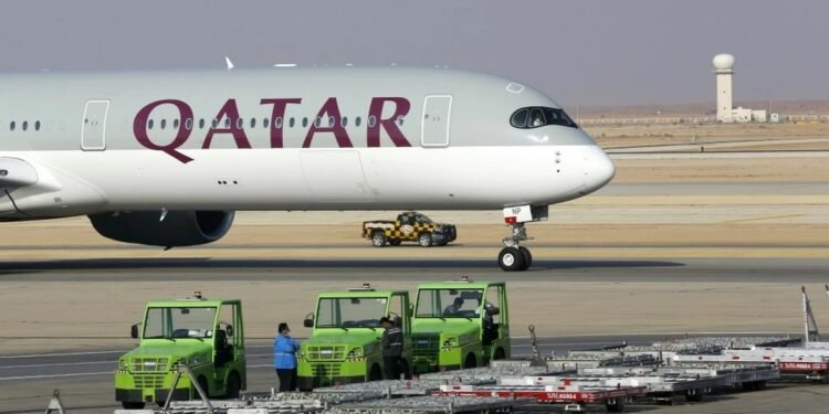 Flugzeuge am Flughafen Doha während der Aussetzung beim Qatar Airways Flugstatus.