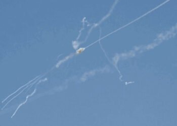 Raketenangriff auf die VAE Trümmer auf Sweihan Road