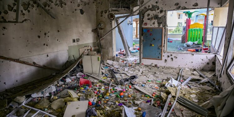 Iranischer Angriff Dimona: Rettungskräfte sichern Verletzte