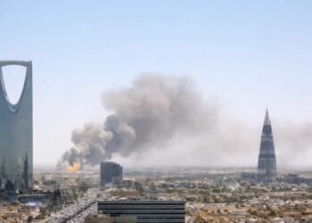 Rettungskräfte nach Explosionen in Riad im Einsatz