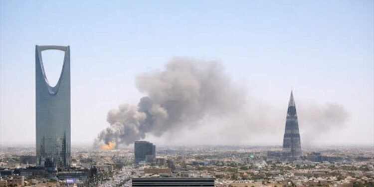 Rettungskräfte nach Explosionen in Riad im Einsatz