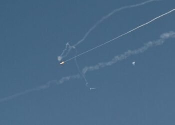 Herabgefallene Wrackteile nach dem Vorfall um Drohnenopfer in Dubai.