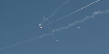 Herabgefallene Wrackteile nach dem Vorfall um Drohnenopfer in Dubai.