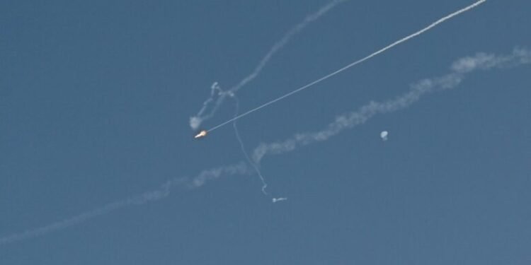 Herabgefallene Wrackteile nach dem Vorfall um Drohnenopfer in Dubai.