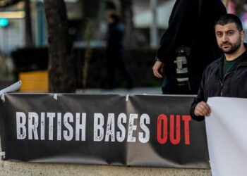 Stacheldrahtzaun der britischen Basis während der Proteste in Zypern.