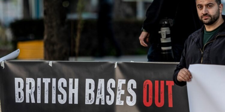 Stacheldrahtzaun der britischen Basis während der Proteste in Zypern.