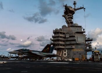 Ein F-18 Jet startet trotz des Feuer auf der USS Gerald Ford vom Flugdeck.