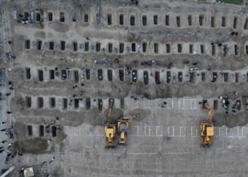 Trauernde Angehörige nach dem Angriff auf Mädchenschule im Iran