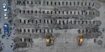 Trauernde Angehörige nach dem Angriff auf Mädchenschule im Iran