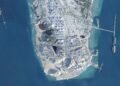 Satellitenbild der Insel Kharg nach US-Schlag während Iran droht VAE mit Vergeltung.