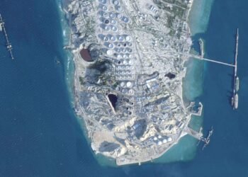 Satellitenbild der Insel Kharg nach US-Schlag während Iran droht VAE mit Vergeltung.