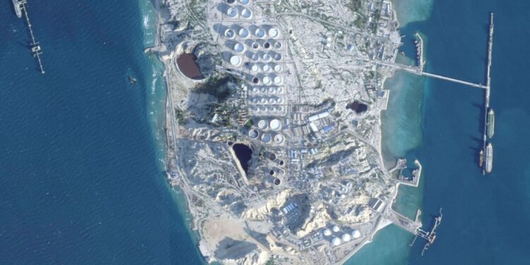 Satellitenbild der Insel Kharg nach US-Schlag während Iran droht VAE mit Vergeltung.