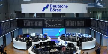 Öltanker vor der Straße von Hormus symbolisieren die Auswirkungen Iran-Kriegs auf Europa