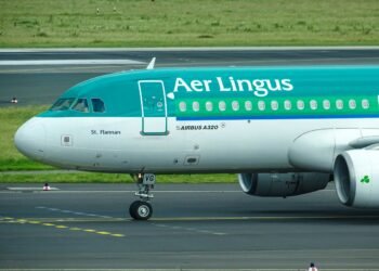 Ein Aer Lingus Flugzeug am Flughafen Dublin während der Kerosinkrise