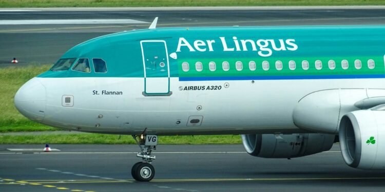 Ein Aer Lingus Flugzeug am Flughafen Dublin während der Kerosinkrise