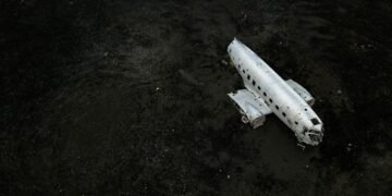 Polizei sichert die Unfallstelle nach dem Flugzeugabsturz