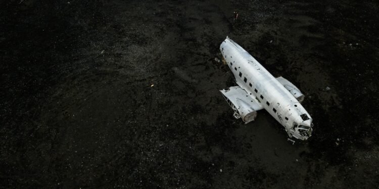 Polizei sichert die Unfallstelle nach dem Flugzeugabsturz