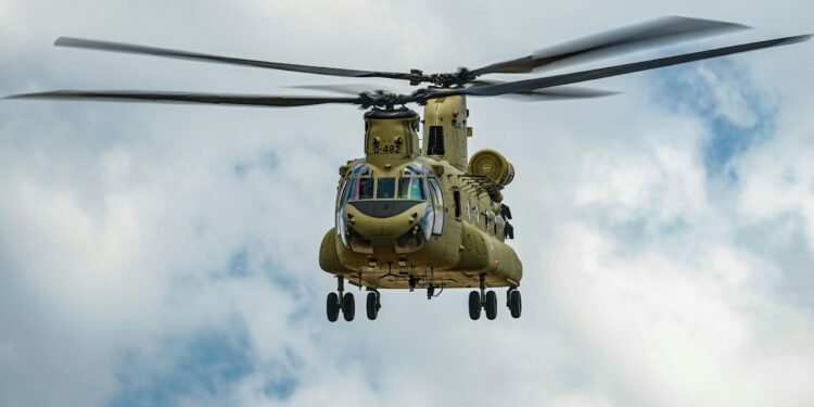 Boeing beginnt mit dem Bau der CH-47F Block II für Deutschland als Ersatz der Luftwaffe Altflotte 26 Installation der Rotoren an einer CH-47F Block II