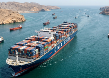 Französisches Containerschiff CMA CGM Kribi auf offener See