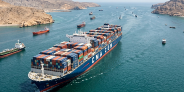 Französisches Containerschiff CMA CGM Kribi auf offener See