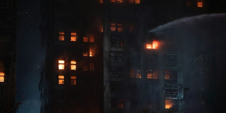 Bergungsarbeiten nach russische Luftangriffe auf Wohnviertel