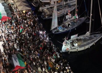 Helfer verstauen Lebensmittel auf einem Schiff der Gaza-Hilfsflottille.